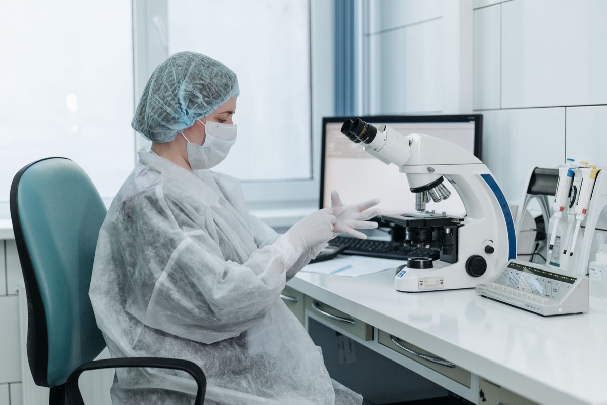 tecniciano de laboratorio con guantes