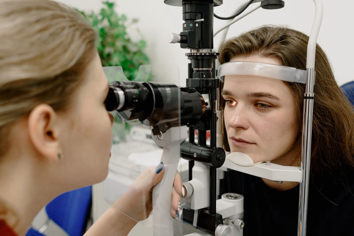 patient avec des yeux fatigués