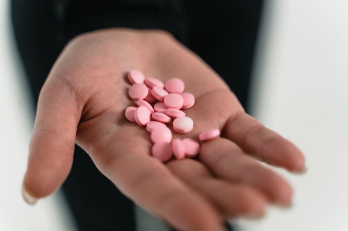 equipe médica com suplementos de ferro