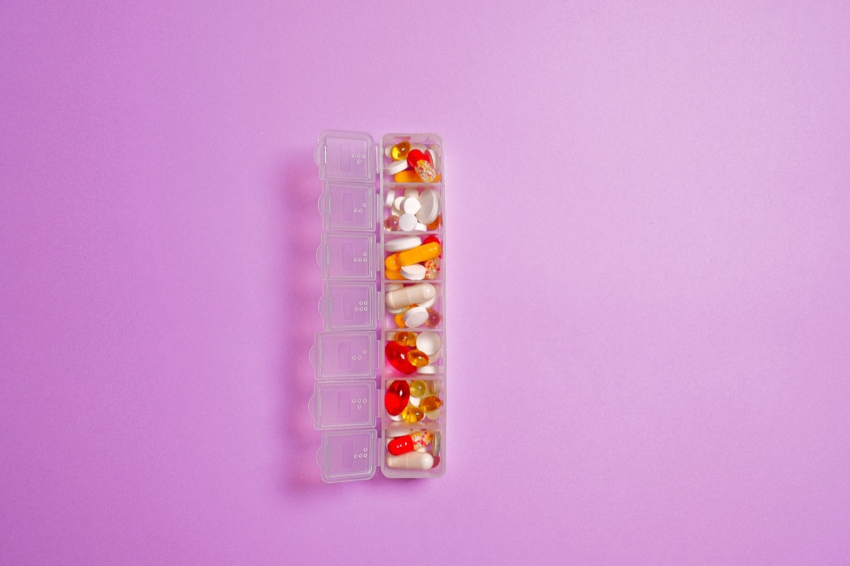 Un comprimé de magnésium dans une boîte médicale