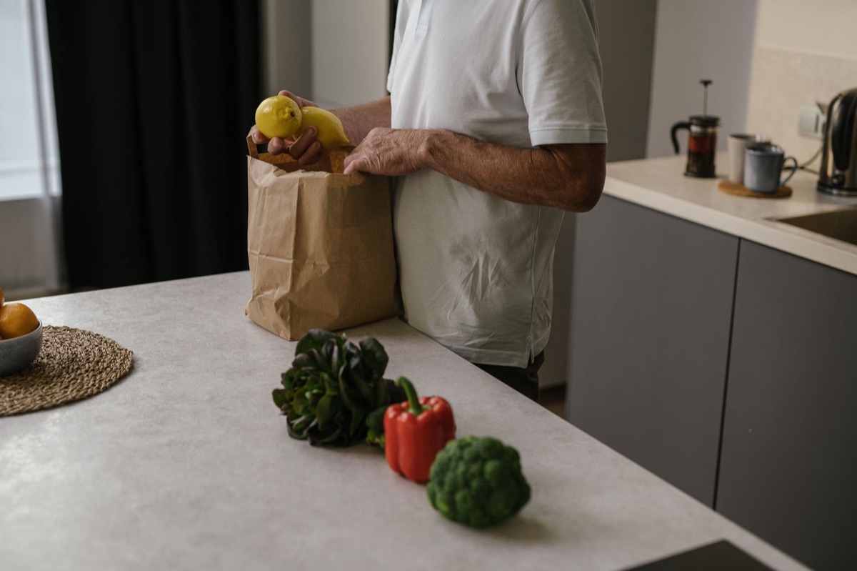dieta com base em evidências: countertop limpo com produtos orgânicos