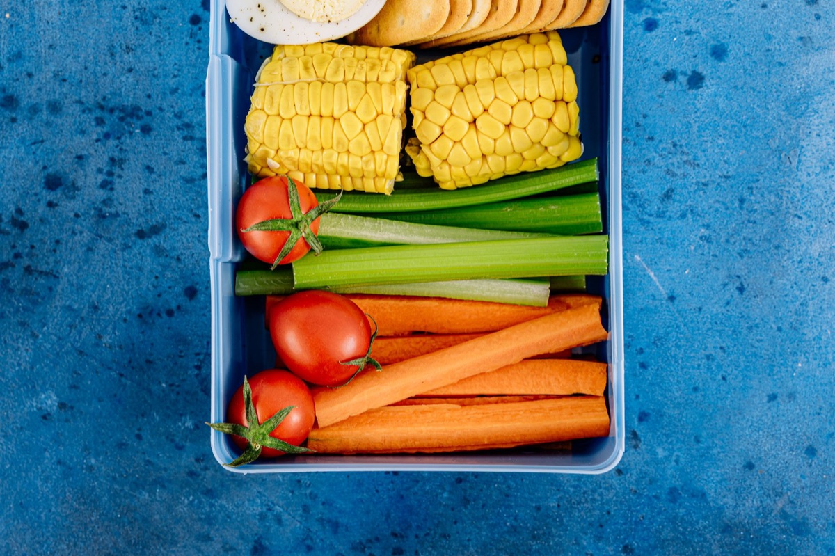 contenitore con verdure in cucina