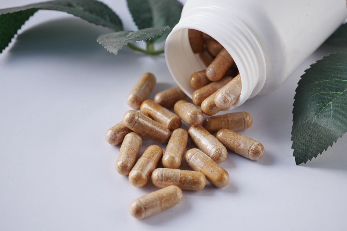 cápsula de vitamina D3 en fondo blanco