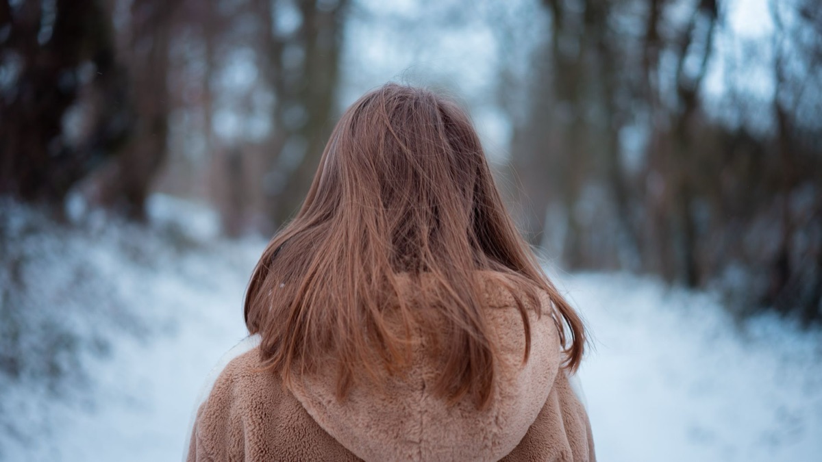 persona con abrigo de invierno en nieve