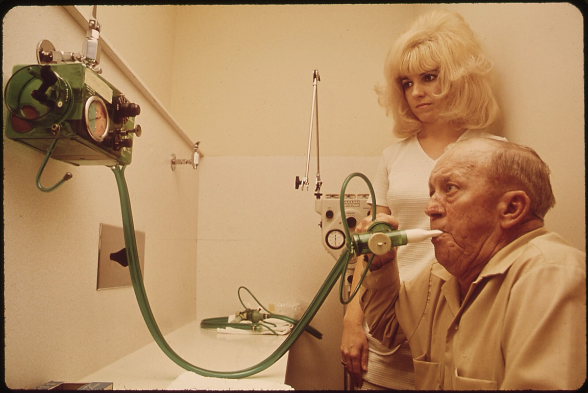 Lung function test machine in clinical setting
