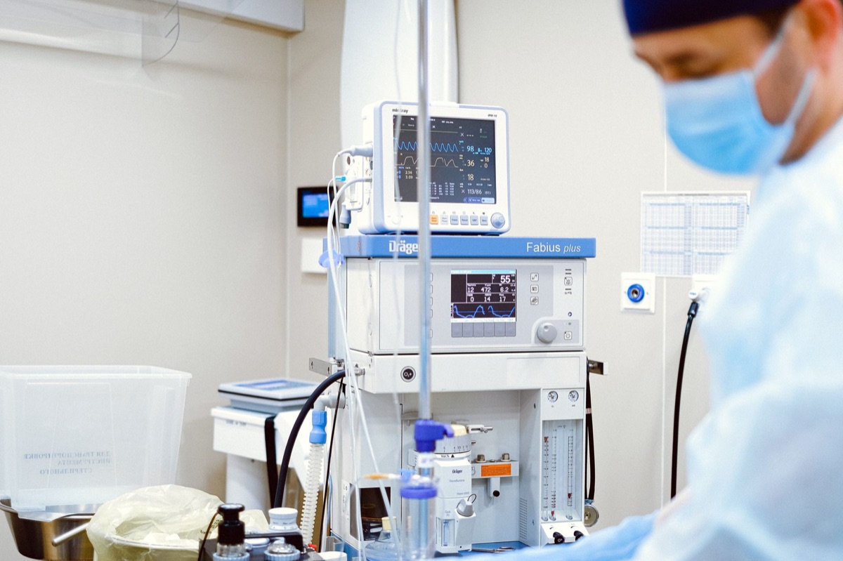 persona con maschera per ossigeno e attrezzatura medica