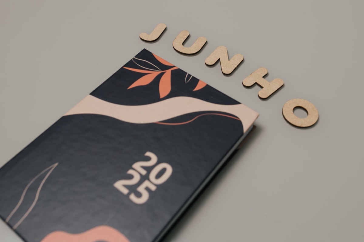 diário de jejum intermitente com anotações manuais