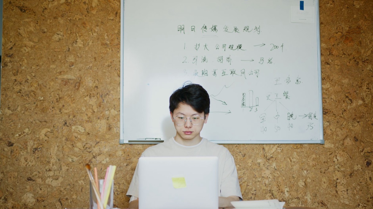 白板上寫有中文筆記的間歇性斷食指南