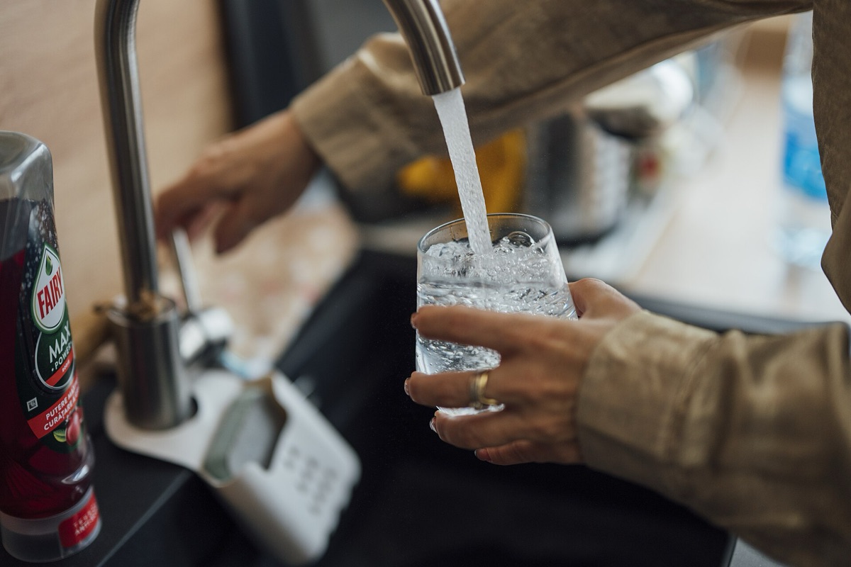 persona bebiendo agua de un vaso