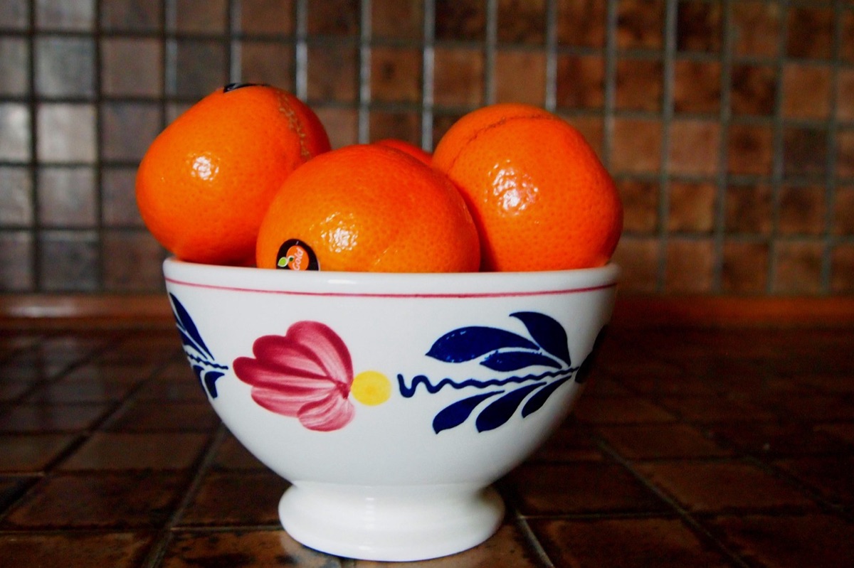 cucina con frutta e acqua