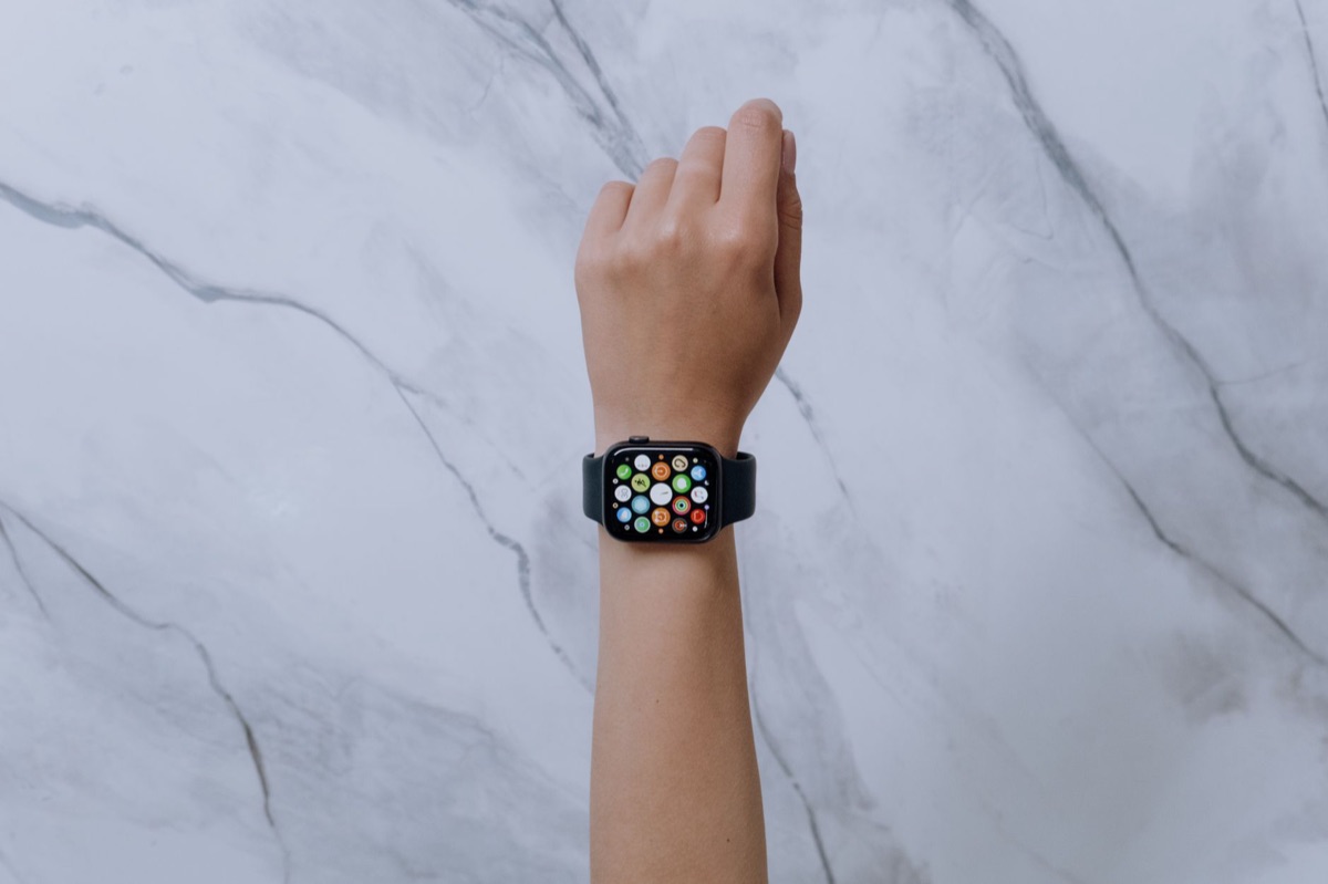 Une montre intelligente avec une interface d'app de santé