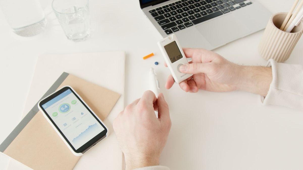 Eazy medical app on smartphone with fasting schedule