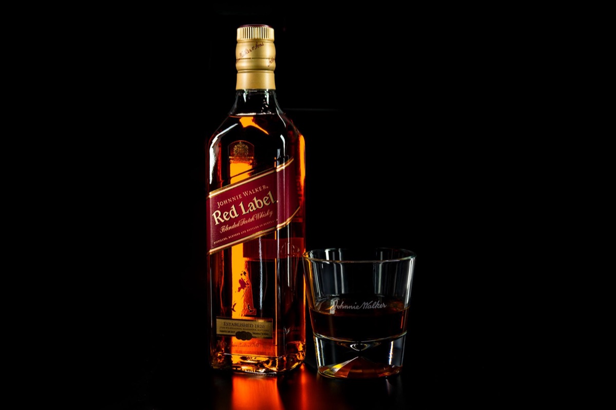 botella de alcohol y vaso