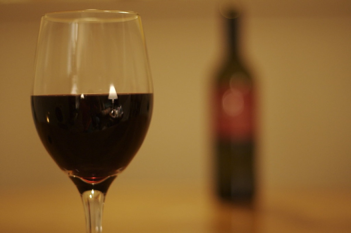 アルコール瓶とグラスの写真：飲酒習慣