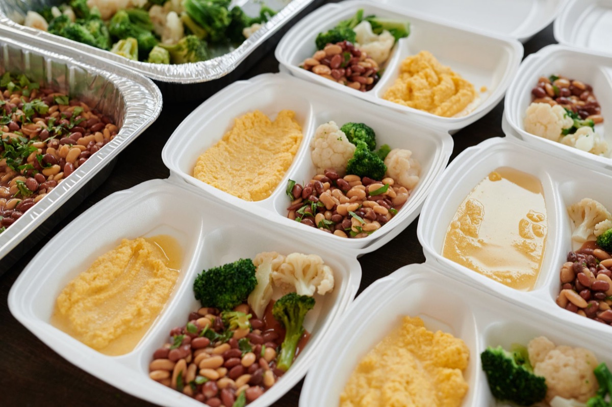 low sodium food tray with fresh vegetables and lean proteins