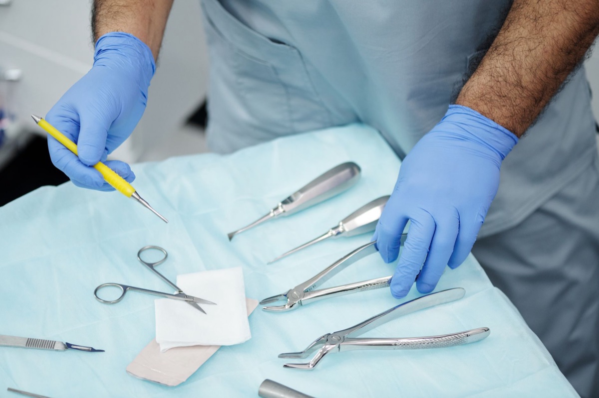 Surgische Instrumente auf sterilen Tisch