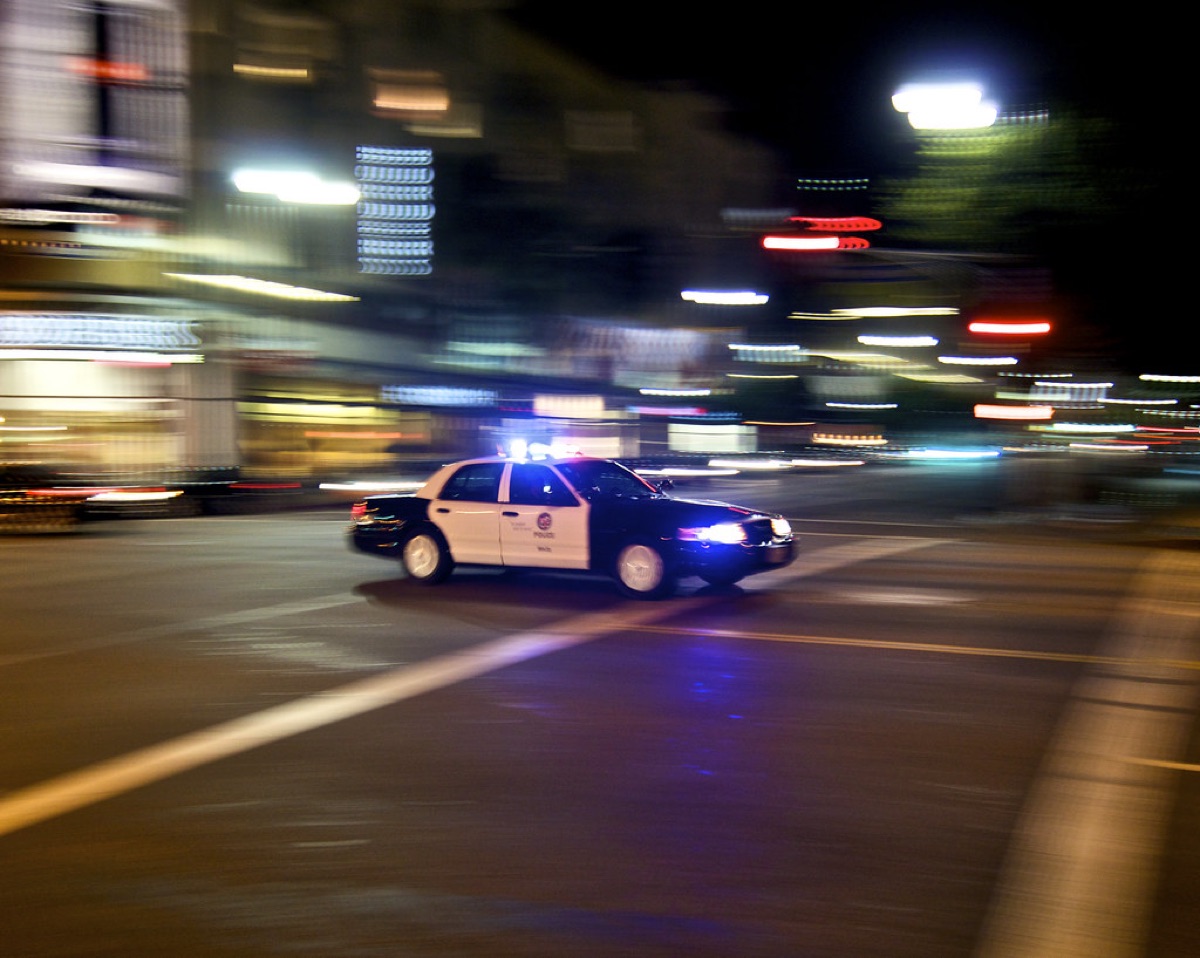 Lumières de gyrophare d'une ambulance en mouvement.