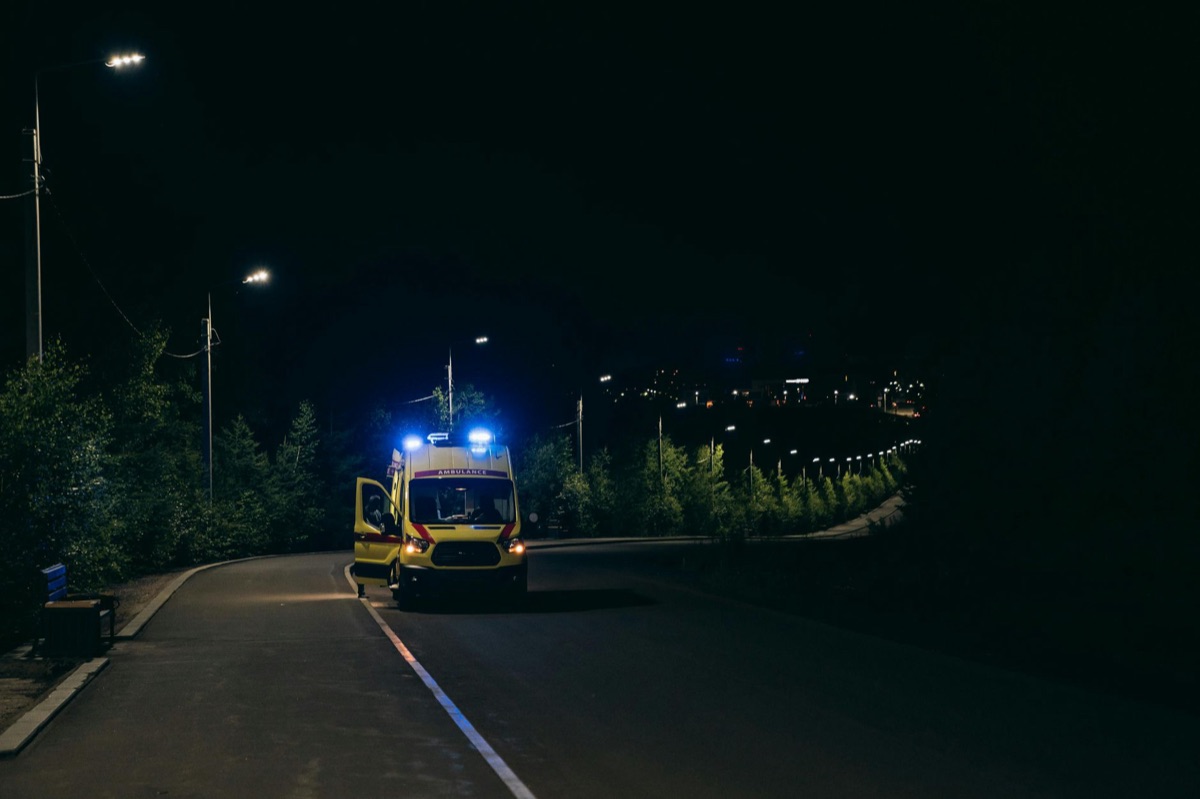 De blauwe lichten van een ambulance in de nacht.