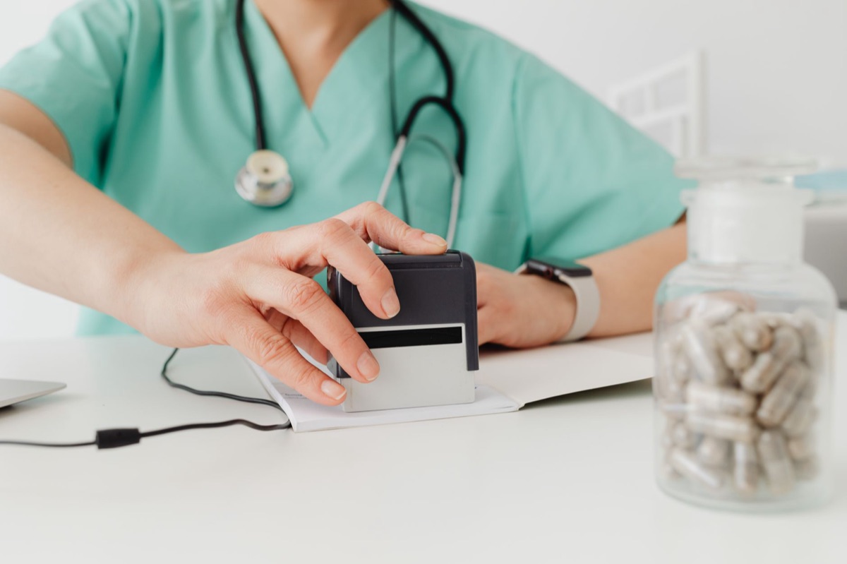Estetoscopio médico sobre un escritorio de consultorio.