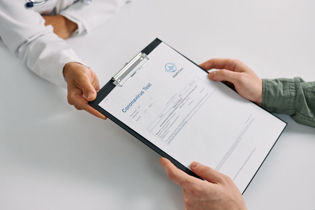 Mãos de médico segurando uma lista de verificação médica.