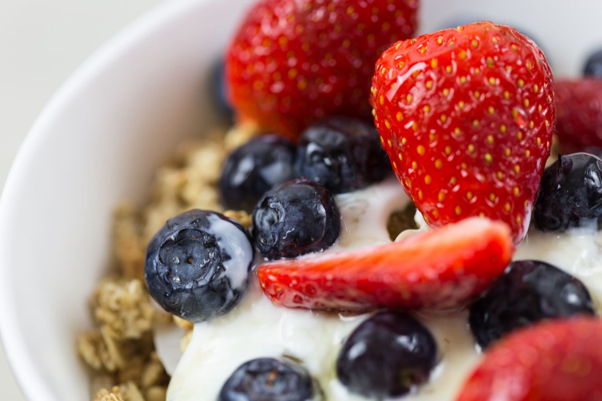 Refeição saudável com frutas frescas para preparação física.